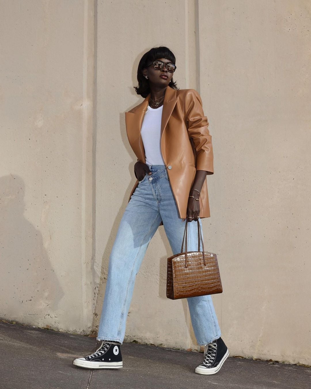 Leather Blazer Jeans and T-shirt with Converse Leather Blazer Jeans and T-shirt with Converse — Simple Converse Outfits Black