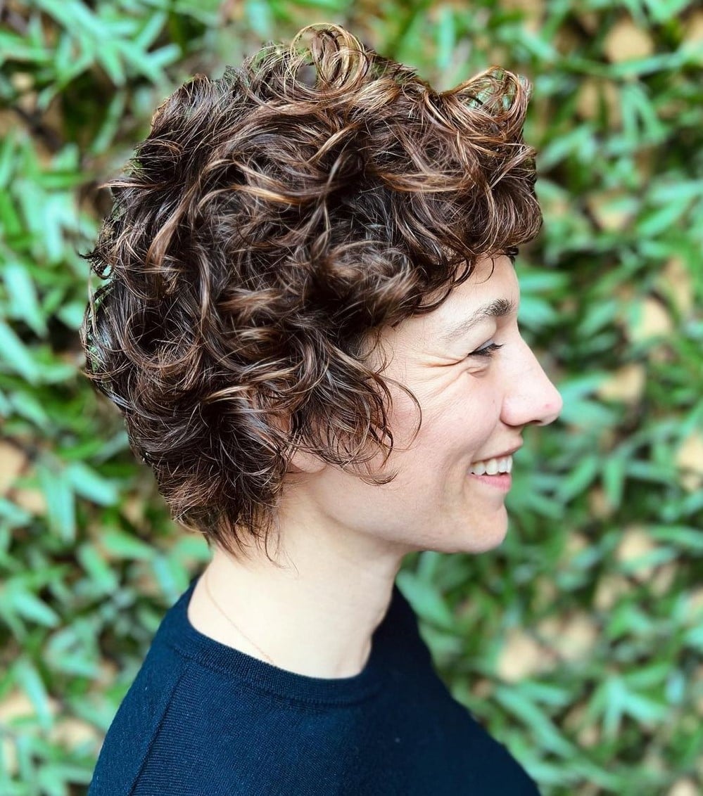 Shoulder Length Honey Blonde Wolf Cut, Close-Up Take — Simple Curly Wolf Cut