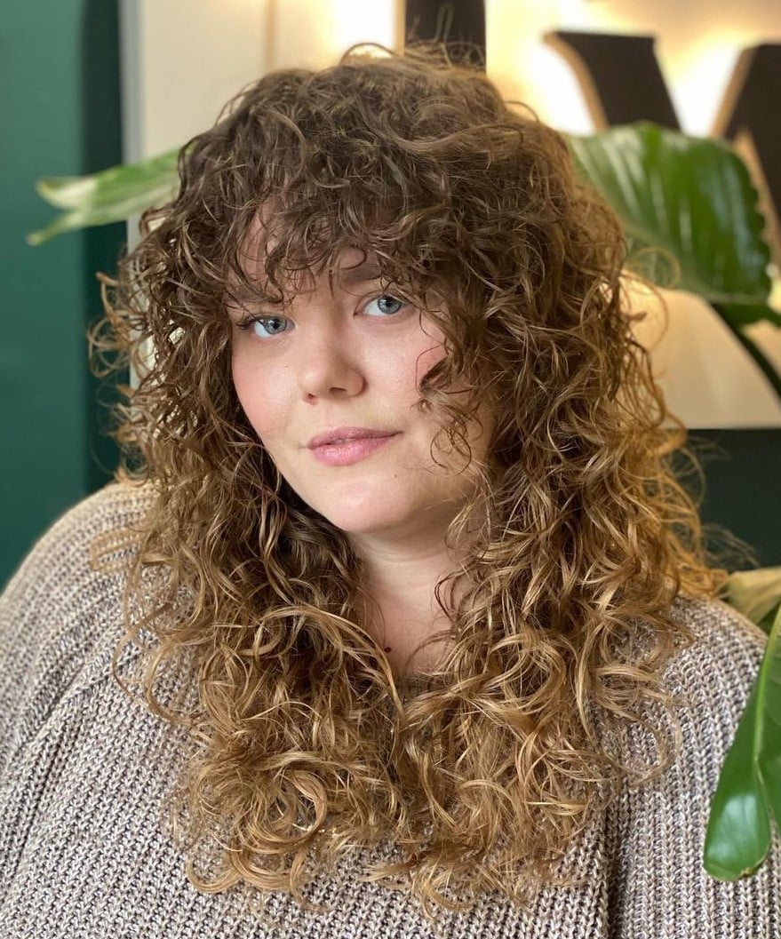 Shoulder Length Curly Wolf Cut With Honey Highlights, Everyday Version — Simple Curly Wolf Cut