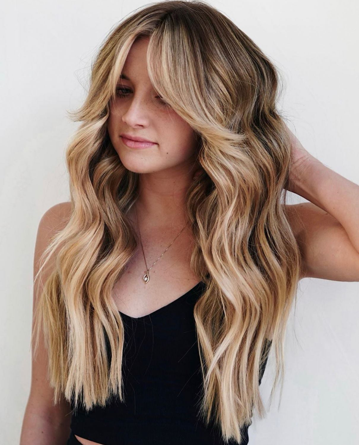 Mid-Back Blonde Balayage With Voluminous Curtain Bangs, Wavy Mid-Back Blonde Balayage With Voluminous Curtain Bangs, Wavy — Simple Curtain Bangs