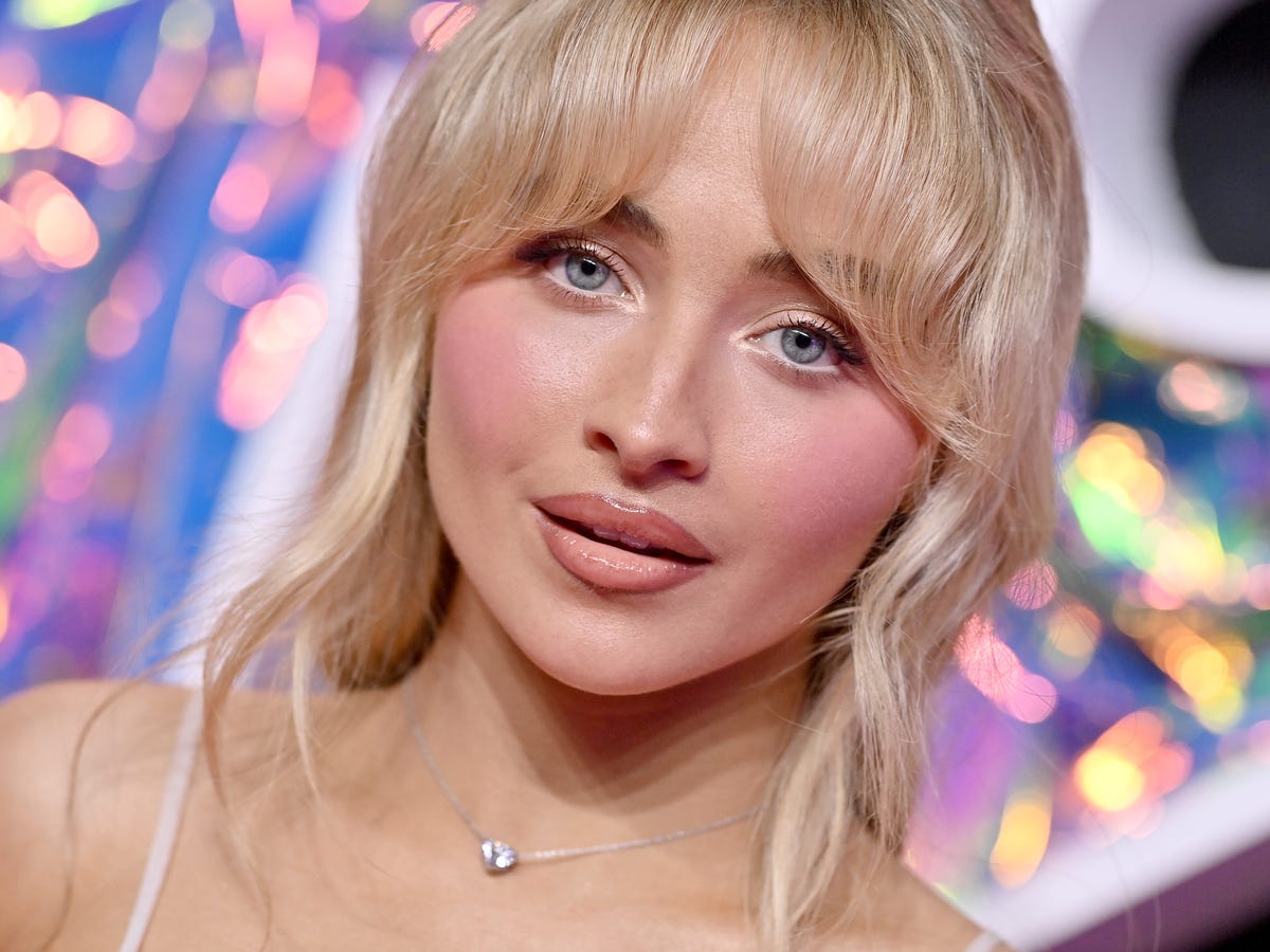Collarbone Platinum Blonde With Long Layers And Curtain Bangs, Wavy Collarbone Platinum Blonde With Long Layers And Curtain Bangs, Wavy — Simple Curtain Bangs