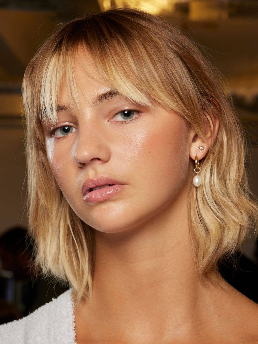 Chin Length Blonde Textured Bob With Side Swept Curtain Bangs, Wavy Chin Length Blonde Textured Bob With Side Swept Curtain Bangs, Wavy — Simple Curtain Bangs