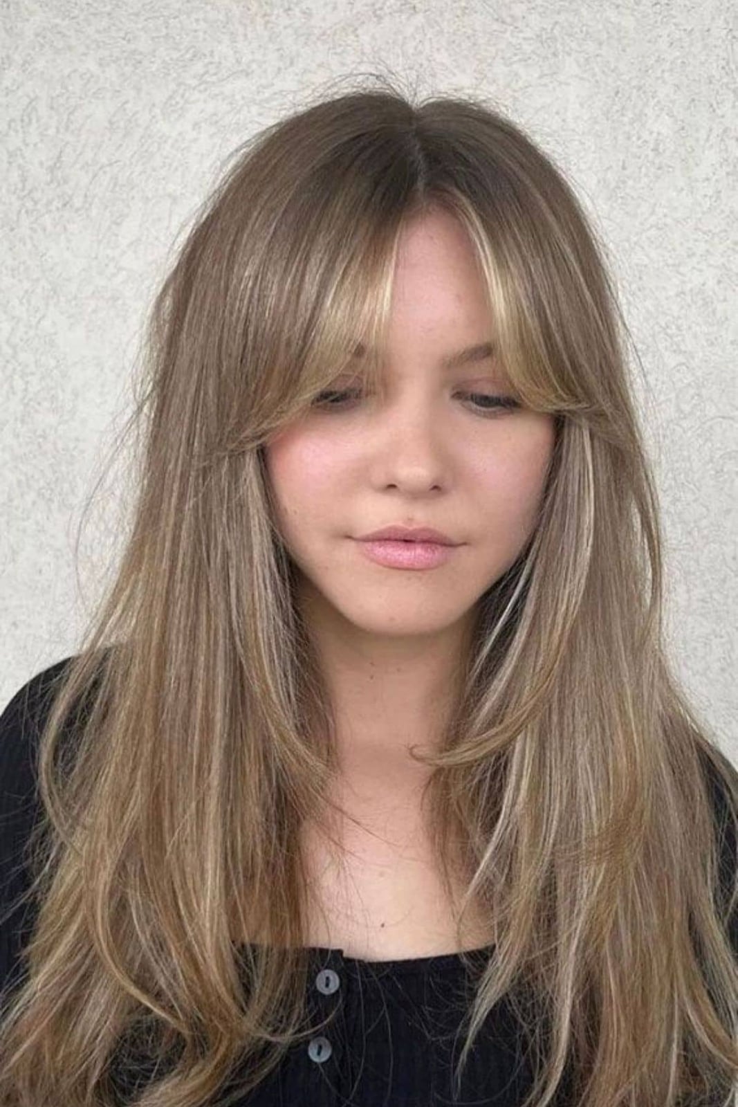 Mid-Back Fine Straight Hair With Ash Blonde Highlights And Curtain Mid-Back Fine Straight Hair With Ash Blonde Highlights And Curtain — Simple Curtain Bangs