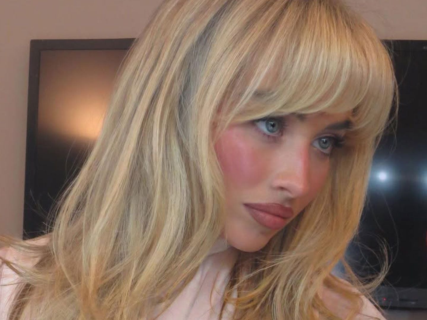 Collarbone Platinum Blonde With Long Layers And Soft Waves, Middle Collarbone Platinum Blonde With Long Layers And Soft Waves, Middle — Simple Curtain Bangs