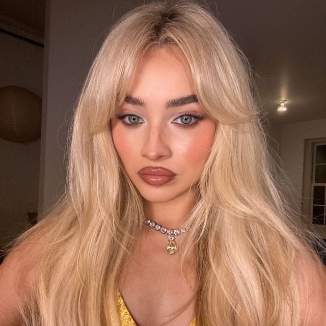 Collarbone Ash Blonde With Long Layers And Curtain Bangs Collarbone Ash Blonde With Long Layers And Curtain Bangs — Simple Curtain Bangs