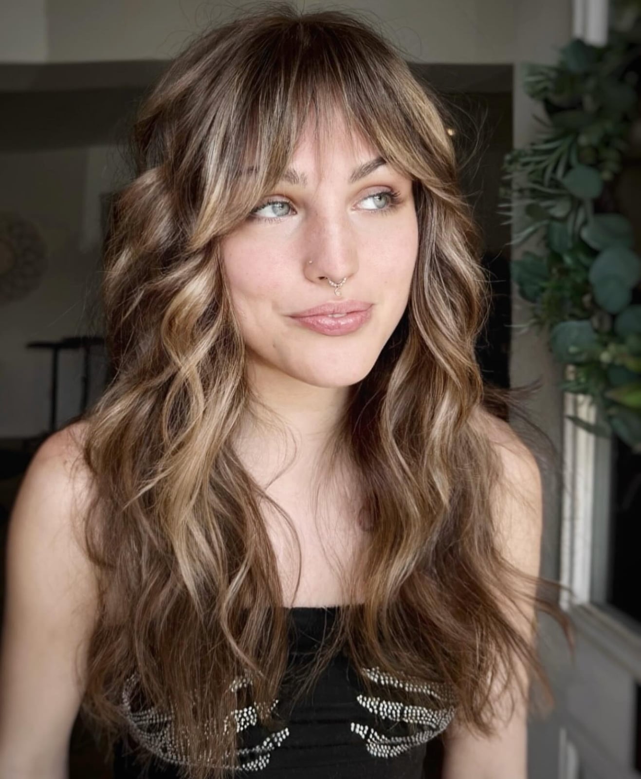 Mid-Back Brunette With Blonde Highlights And Curtain Bangs Mid-Back Brunette With Blonde Highlights And Curtain Bangs — Simple Curtain Bangs