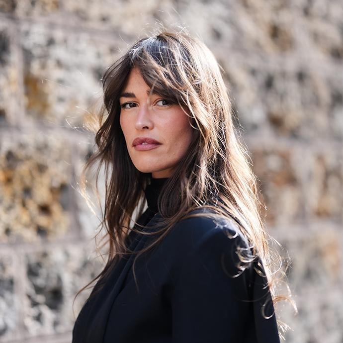 Wavy Dark Brown With Lived-In Curtain Bangs — Simple Curtain Bangs Long Hair