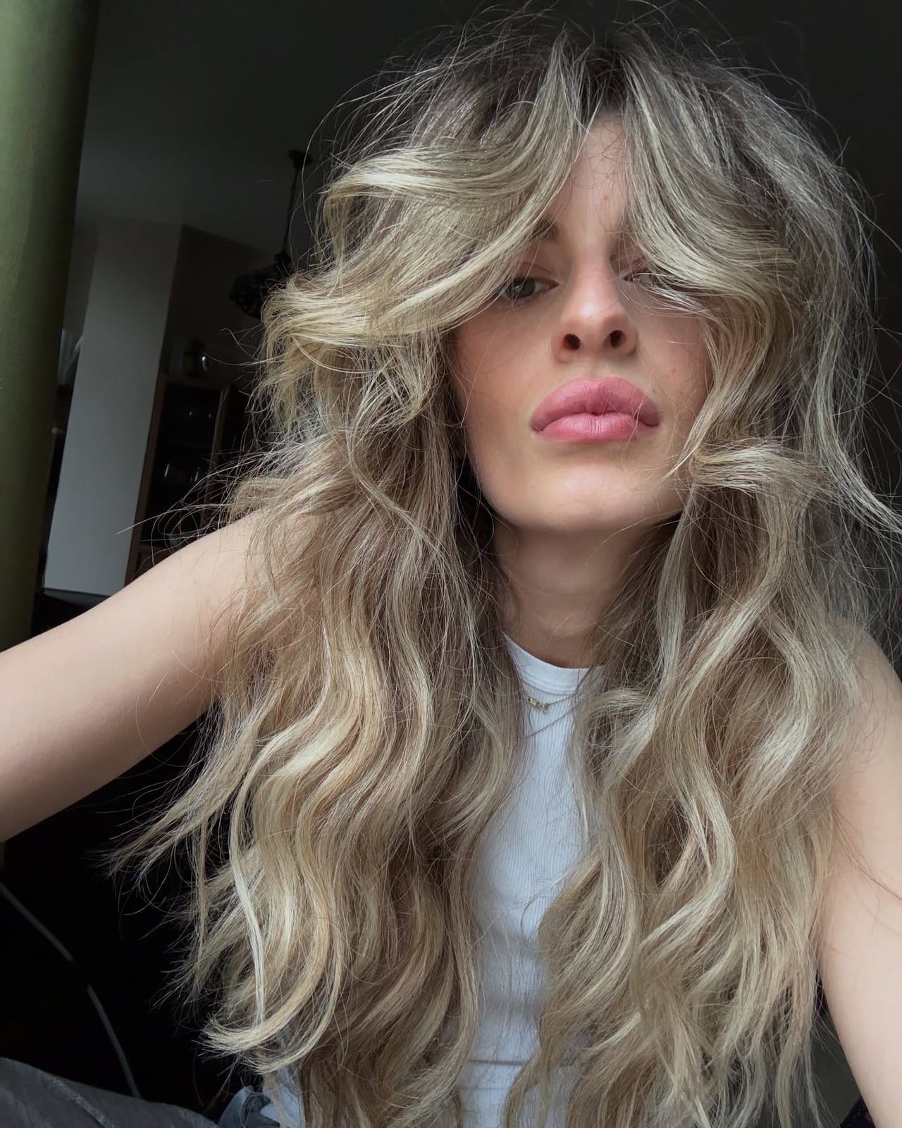 Thick Ash Blonde Waves With Voluminous Bangs — Simple Curtain Bangs Long Hair