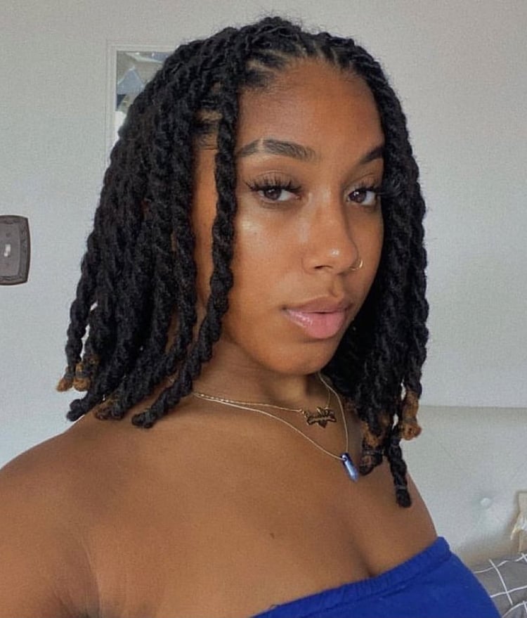 Chin Length Wavy Locs with Brown Tips Chin Length Wavy Locs with Brown Tips — Simple Down Locs