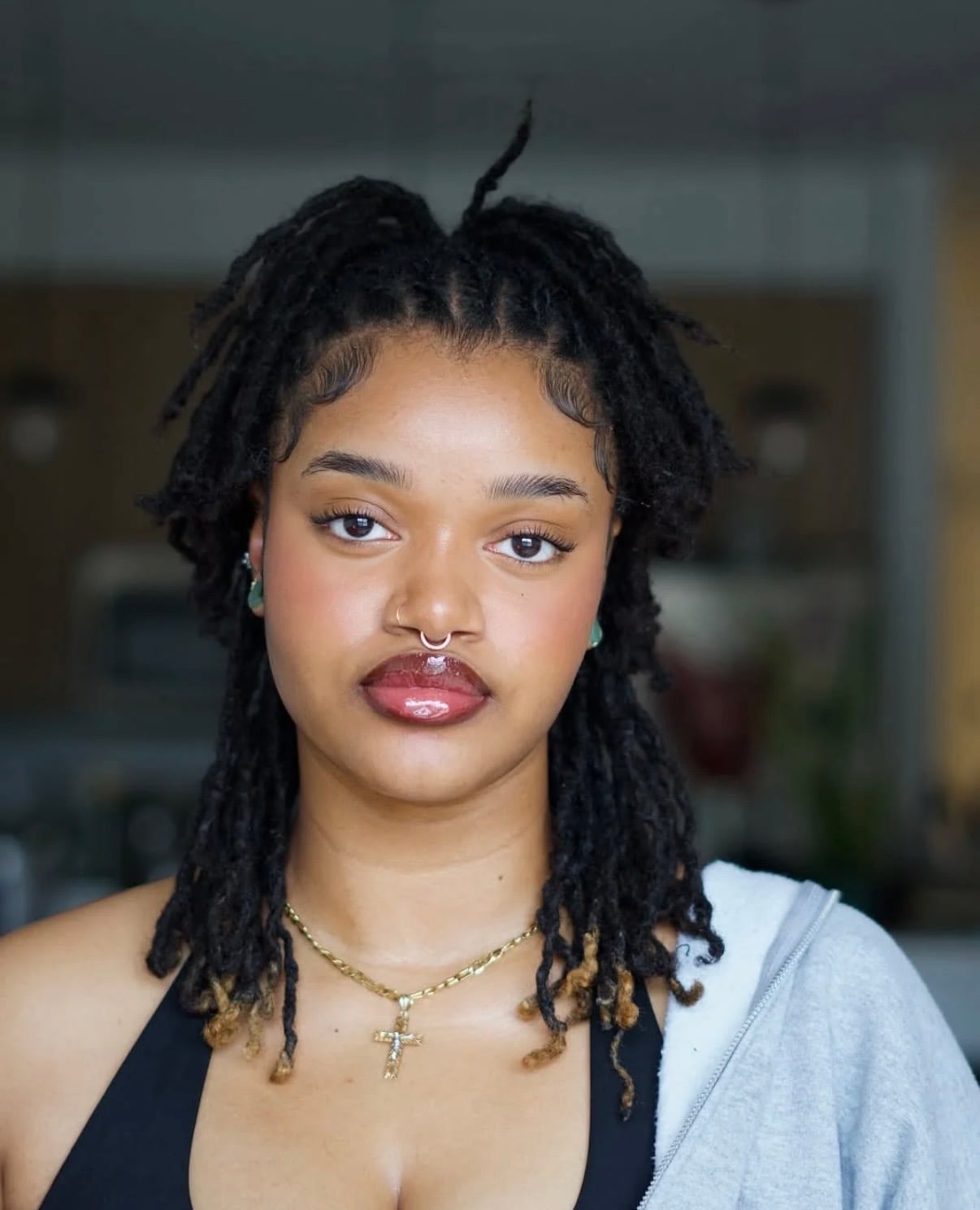 Short Chin Wavy Locs with Blonde Tips Short Chin Wavy Locs with Blonde Tips — Simple Down Locs