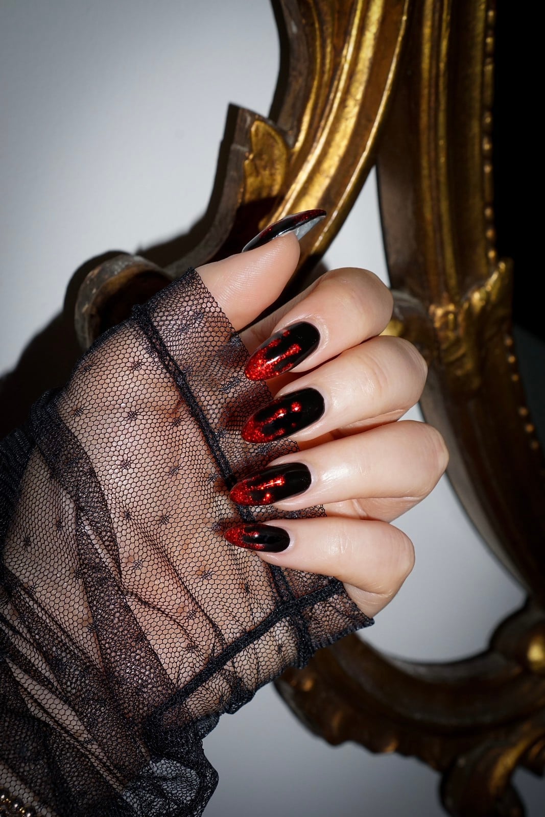 Long Almond Black with Red Blood Drip, красные капли на черных ногтях — Simple Drip Nails