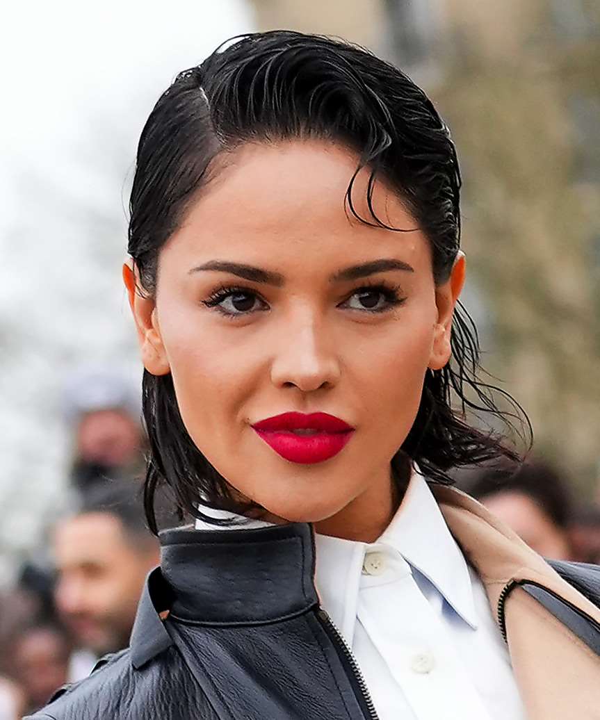 Sleek Wet-Look Bob With Side-Swept Bangs Sleek Wet-Look Bob With Side-Swept Bangs — Simple Edges Hairstyles