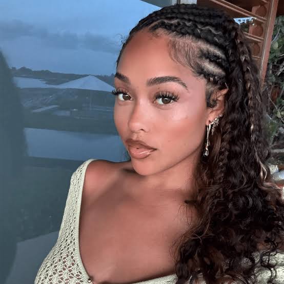 Shoulder Feed-In Braids With Curly Ends Shoulder Feed-In Braids With Curly Ends — Simple Feed in Braids Hairstyles