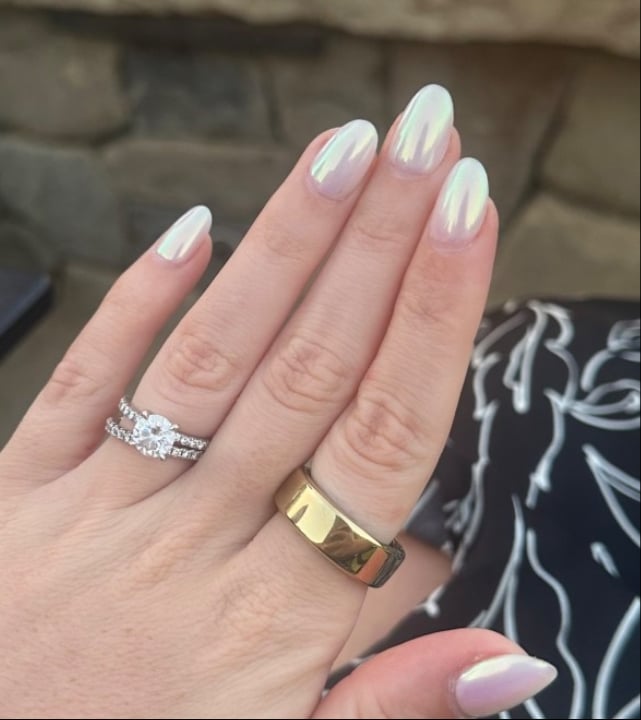 Iridescent White Short Almond Chrome Nails Iridescent White Short Almond Chrome Nails — Simple Hailey Bieber Nails