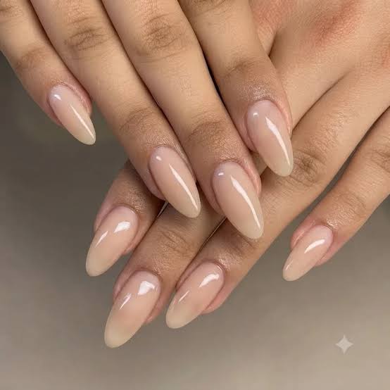 Glossy Sheer Nude Short Almond Nails, Emphasizing The Clean Glossy Sheer Nude Short Almond Nails, Emphasizing The Clean — Simple Hailey Bieber Nails