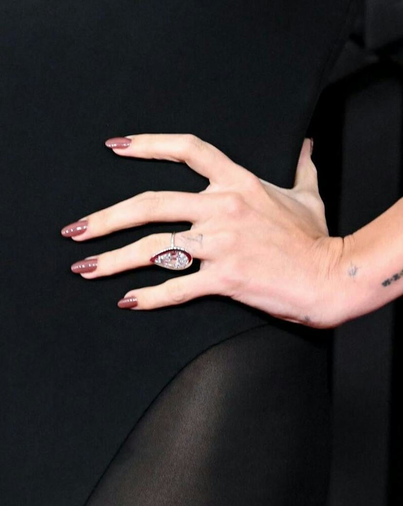 Glossy Mauve Brown Short Square Nails With Dots Glossy Mauve Brown Short Square Nails With Dots — Simple Hailey Bieber Nails