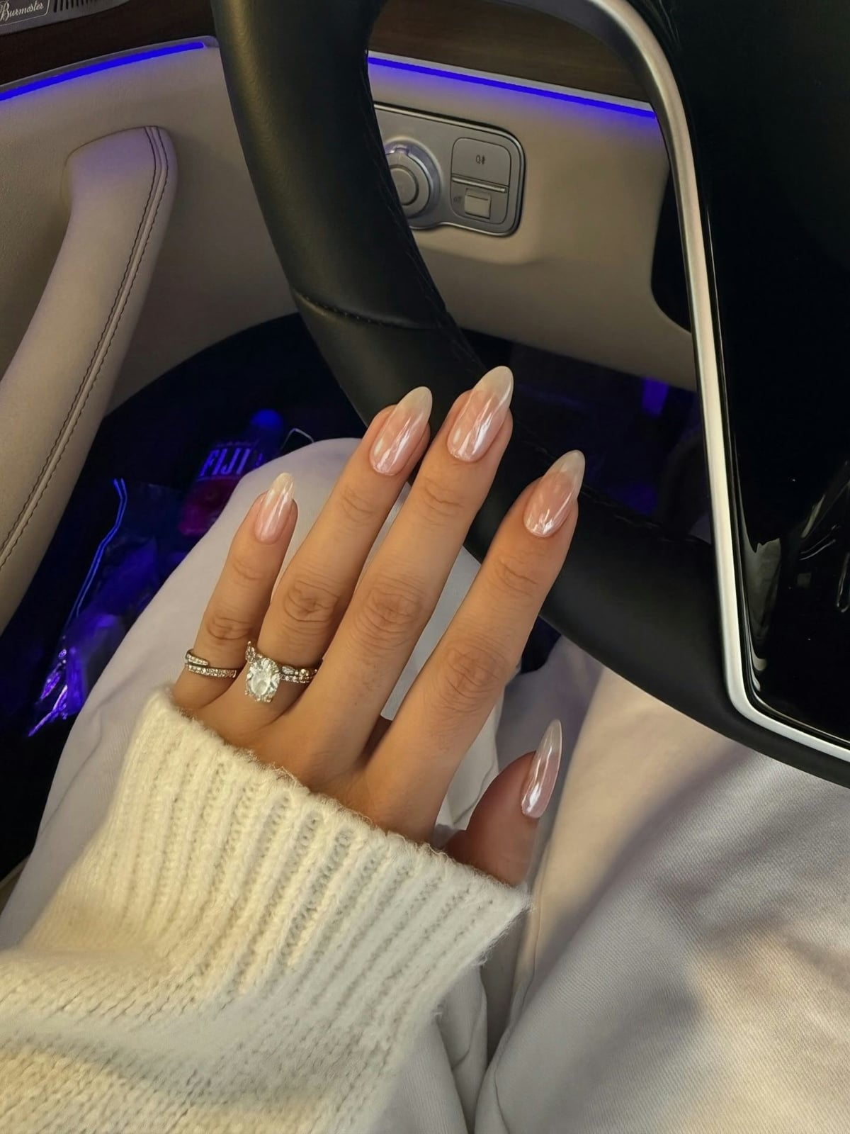 Milky White Pearlescent Medium Almond Chrome Glaze, Close-Up Take Milky White Pearlescent Medium Almond Chrome Glaze, Close-Up Take — Simple Hailey Bieber Nails