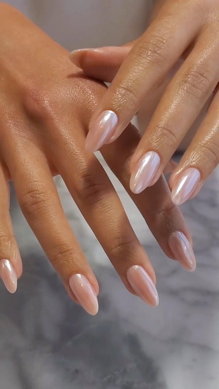 Pale Pink Opalescent Medium Almond Chrome Nails Pale Pink Opalescent Medium Almond Chrome Nails — Simple Hailey Bieber Nails