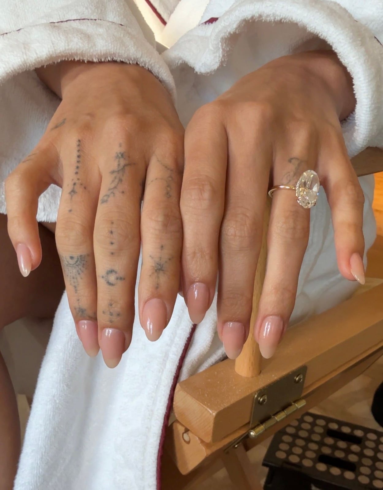 Glossy Nude Pink Undertone Medium Almond Nails Glossy Nude Pink Undertone Medium Almond Nails — Simple Hailey Bieber Nails