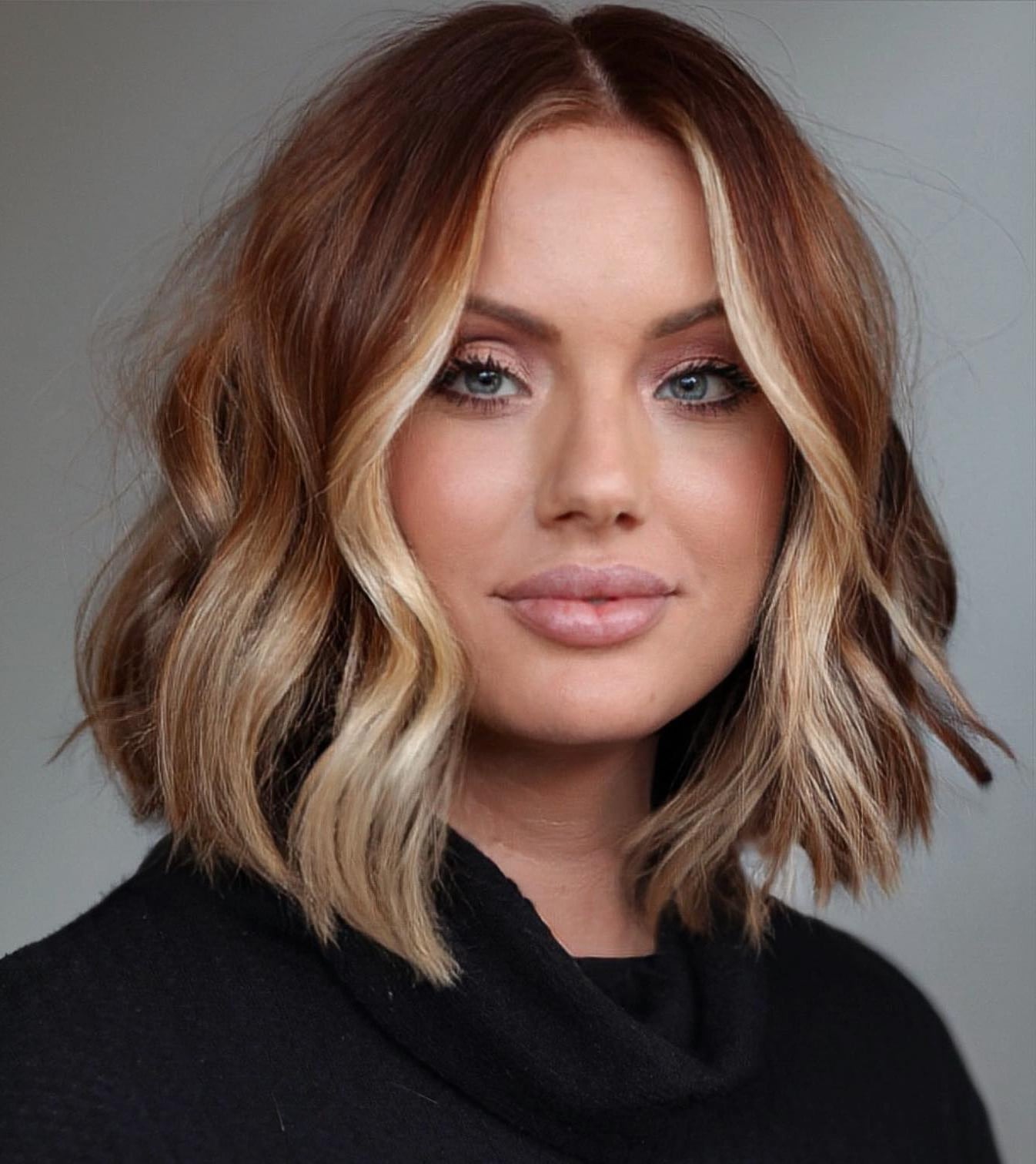 Wavy Chin Length Bob With Blonde Highlights — Simple Hair for Round Face