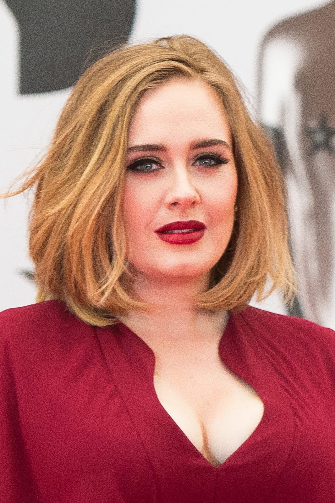 Honey Blonde Bob With Side Parting — Simple Hair for Round Face