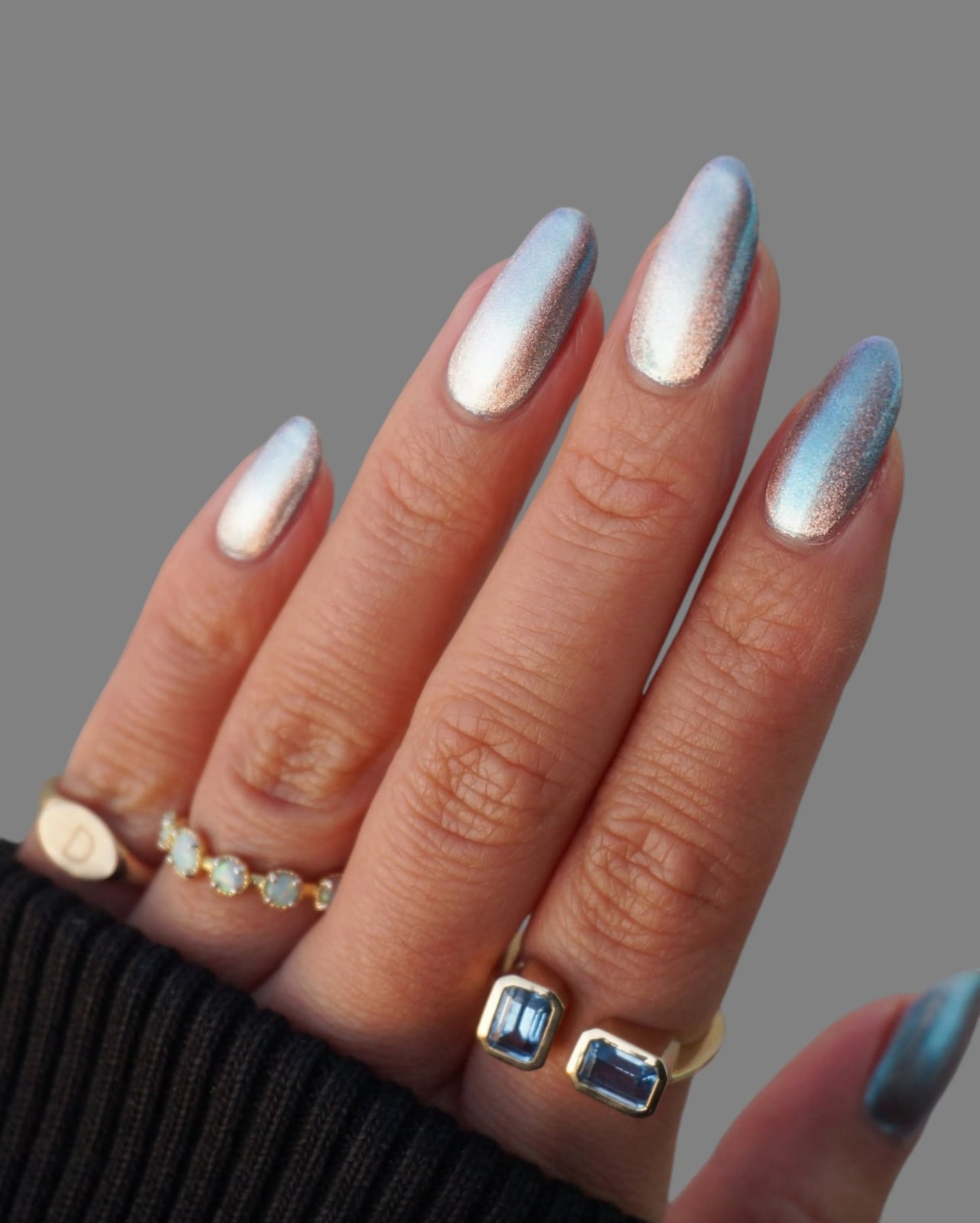 Medium Almond Color-Shifting Chrome Nails Medium Almond Color-Shifting Chrome Nails — Simple Holographic Nails