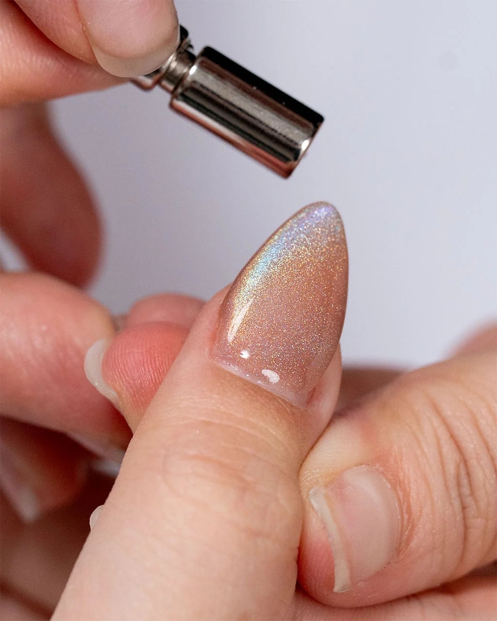 Medium Almond Rose Gold Cat-Eye Holographic Nails Medium Almond Rose Gold Cat-Eye Holographic Nails — Simple Holographic Nails