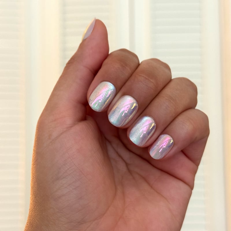Short Round Full Holographic Chrome Nails Short Round Full Holographic Chrome Nails — Simple Holographic Nails