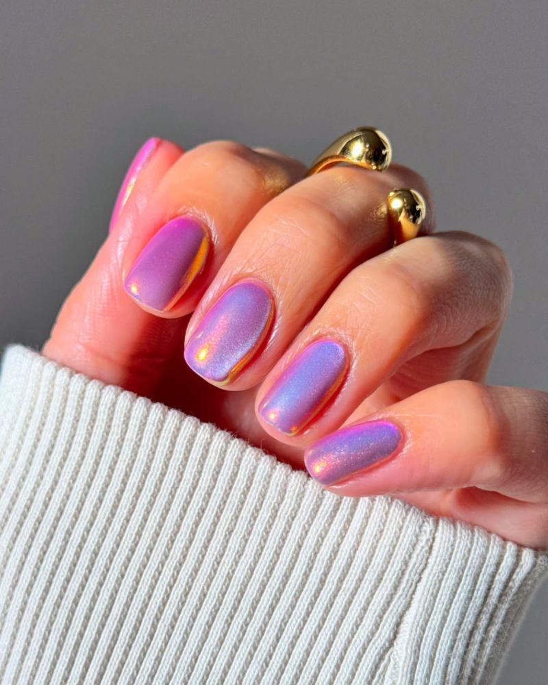 Short Oval Cat-Eye Nails Short Oval Cat-Eye Nails — Simple Holographic Nails