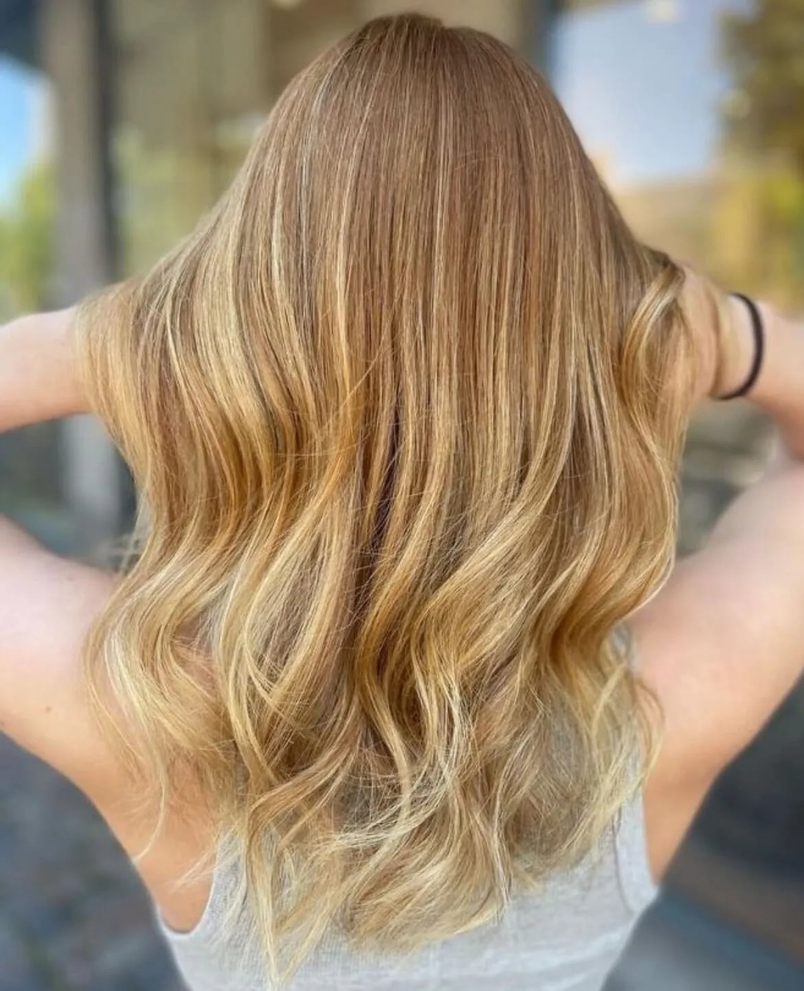 Collarbone Waves With Honey Blonde Highlights — Simple Honey Highlights