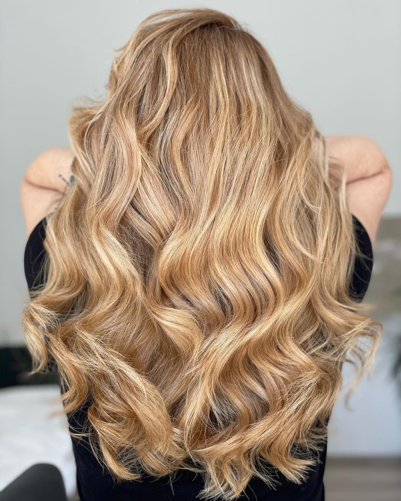 Mid-Back Ash Blonde With Honey Streaks, Wavy And Thick — Simple Honey Highlights