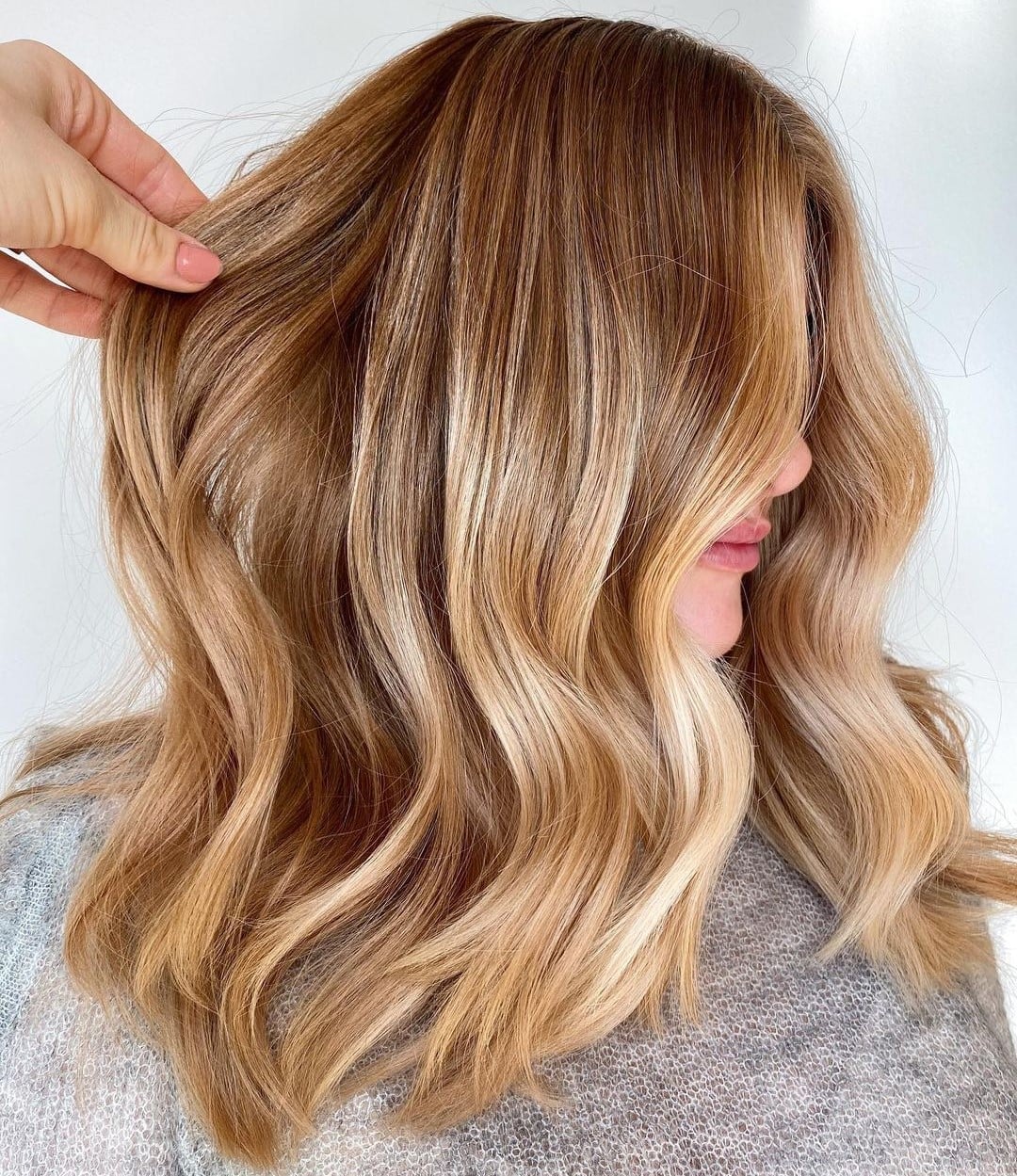 Collarbone Honey Blonde With Side Part — Simple Honey Highlights