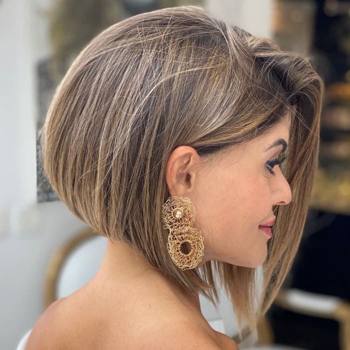 Collarbone Inverted Bob With Honey Blonde Highlights — Simple Inverted Bob