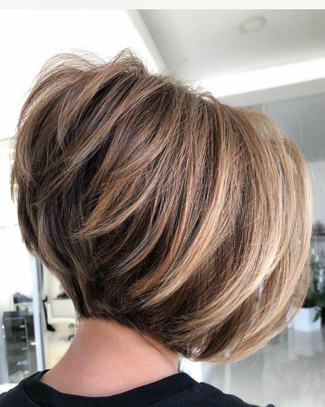 Collarbone Length Inverted Bob With Stacked Layers — Simple Inverted Bob