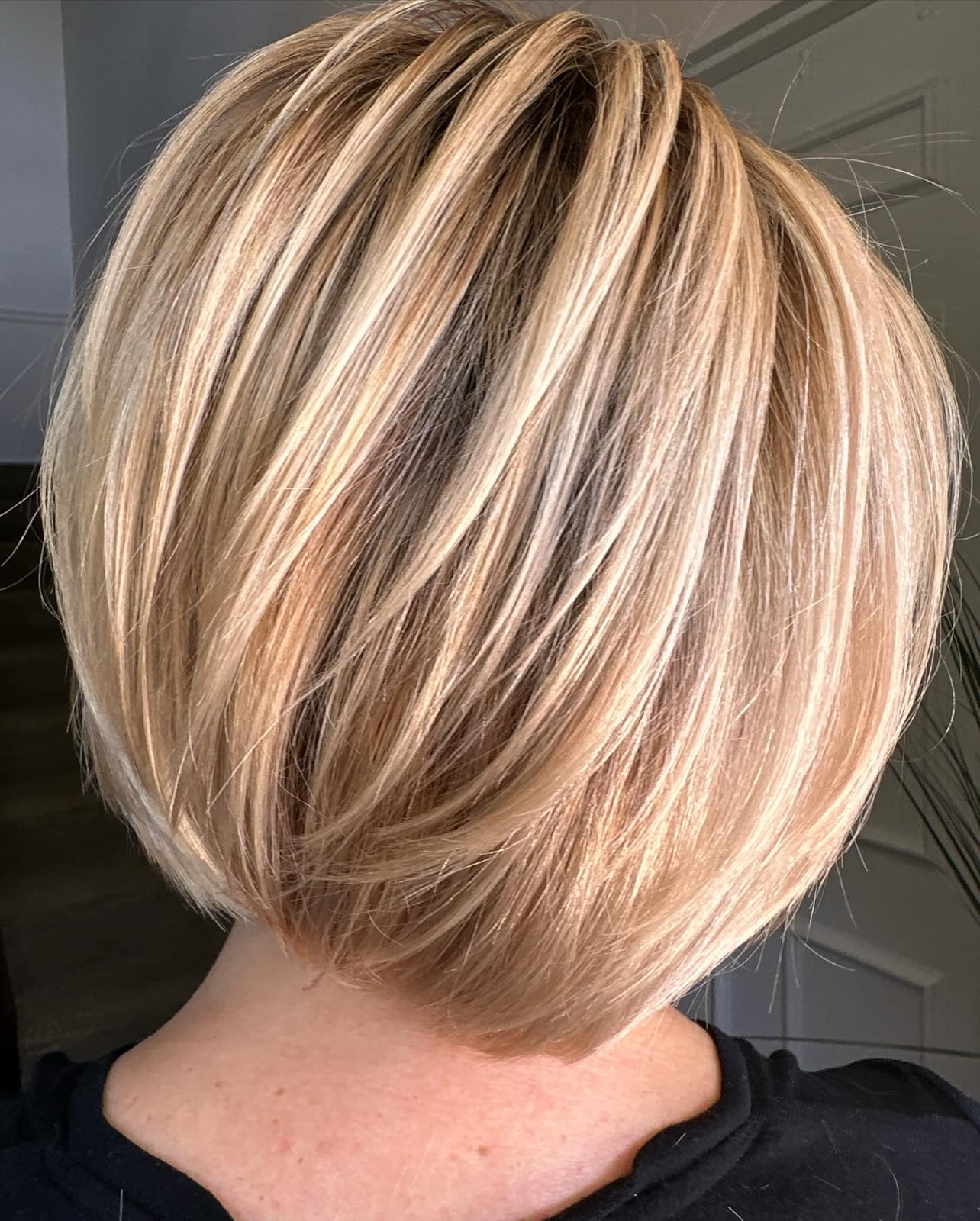 Collarbone Blonde Inverted Bob With Stacked Back — Simple Inverted Bob