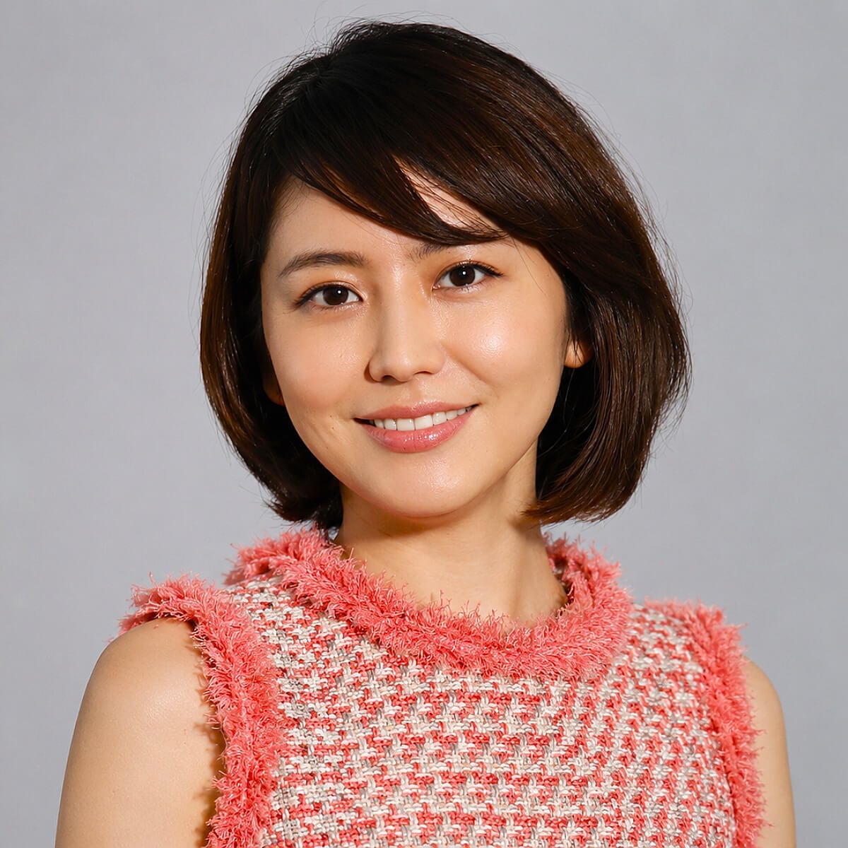 Dark Brown Chin Bob with Side Swept Bangs — Simple Japan Hairstyles