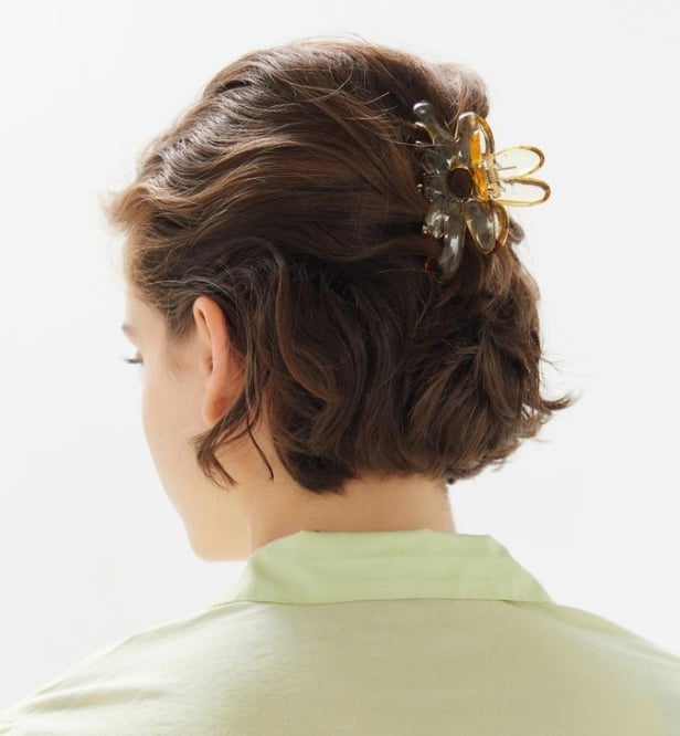 Short Textured Bob with Hair Clip — Simple Japanese Hairstyles