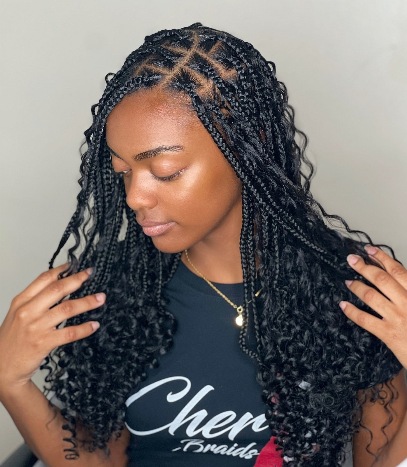 Mid-Back Black Braids With Blonde Highlights and Wavy Ends Mid-Back Black Braids With Blonde Highlights and Wavy Ends — Simple Knotless Braids