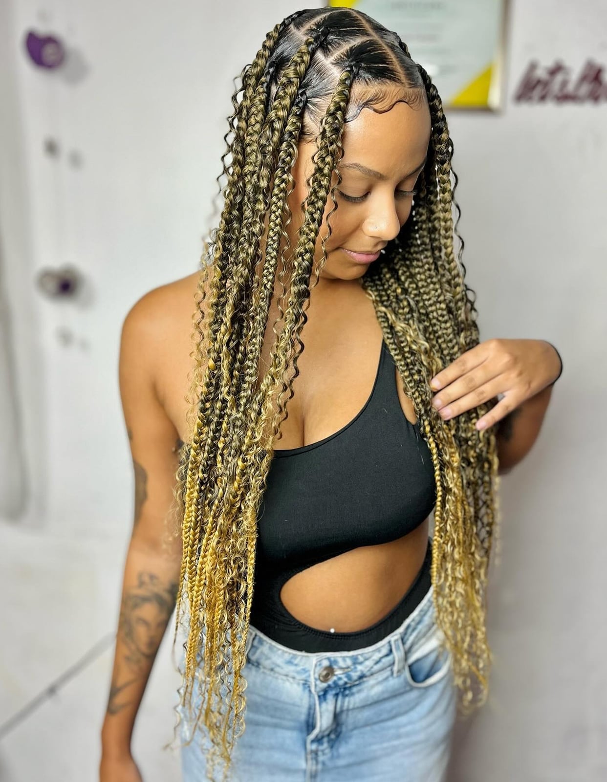 Mid-Back Knotless Braids With Blonde and Brown Highlights Mid-Back Knotless Braids With Blonde and Brown Highlights — Simple Knotless Braids