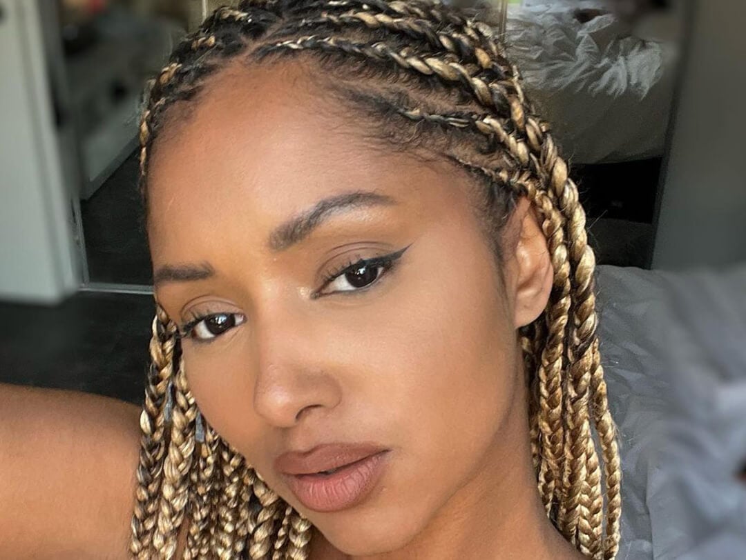 Mid-Back Box Braids With Blonde Highlights and Wavy Texture, Middle Mid-Back Box Braids With Blonde Highlights and Wavy Texture, Middle — Simple Knotless Braids