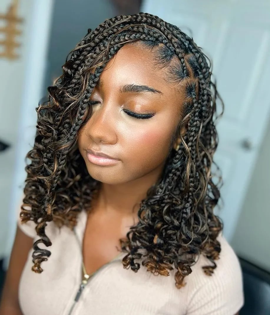 Shoulder-Length Dark Brown Braids With Blonde Highlights and Curls Shoulder-Length Dark Brown Braids With Blonde Highlights and Curls — Simple Knotless Braids
