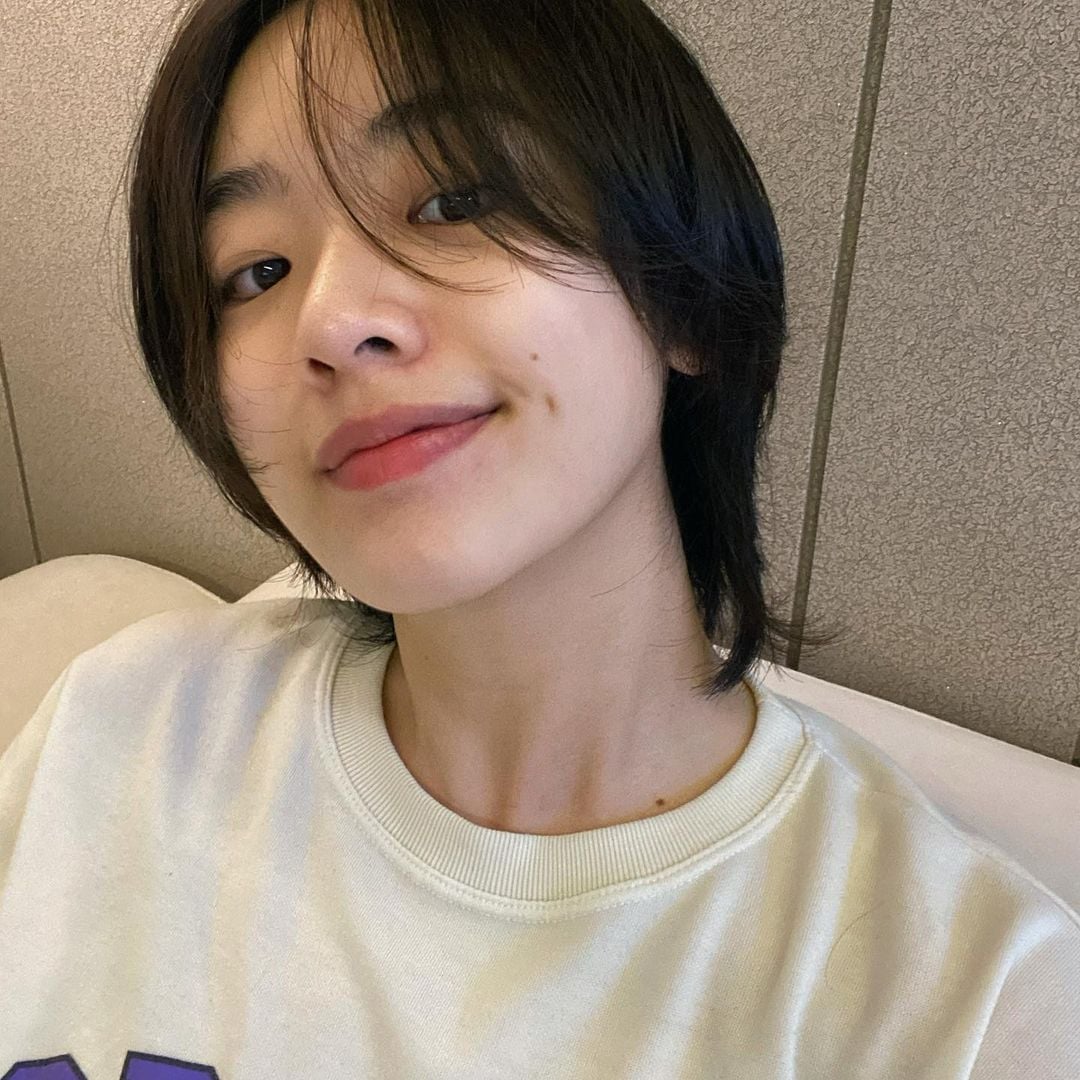 Collarbone Shag With Textured Layers And Curtain Bangs Collarbone Shag With Textured Layers And Curtain Bangs — Simple Korean Hair