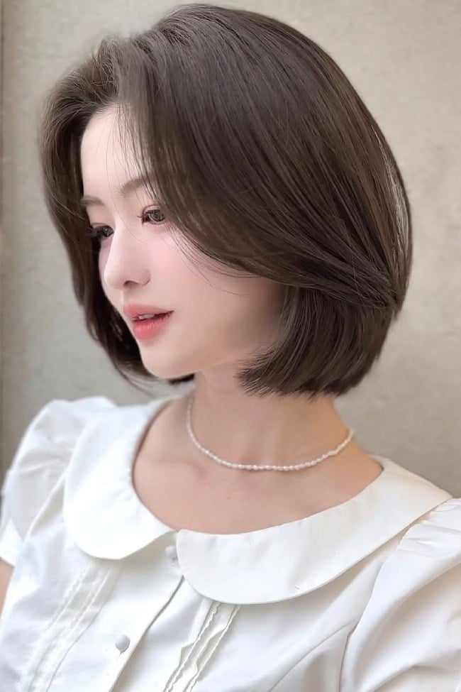 Chin Length Bob With Ash Mocha Tones And Side-Swept Bangs Chin Length Bob With Ash Mocha Tones And Side-Swept Bangs — Simple Korean Hair