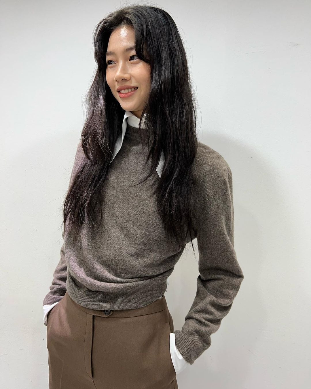 Mid-Back Layers With Prominent Curtain Bangs Mid-Back Layers With Prominent Curtain Bangs — Simple Korean Hair
