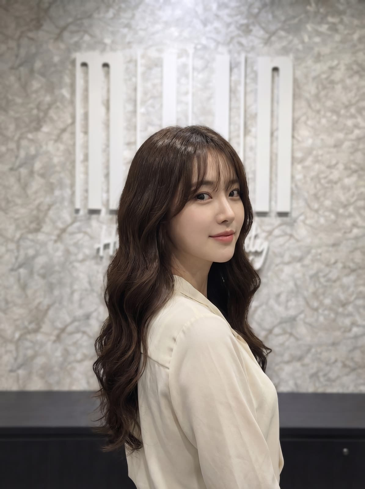 Mid-Back Layers With Soft Blowout And Curtain Bangs, Wavy Mid-Back Layers With Soft Blowout And Curtain Bangs, Wavy — Simple Korean Hair