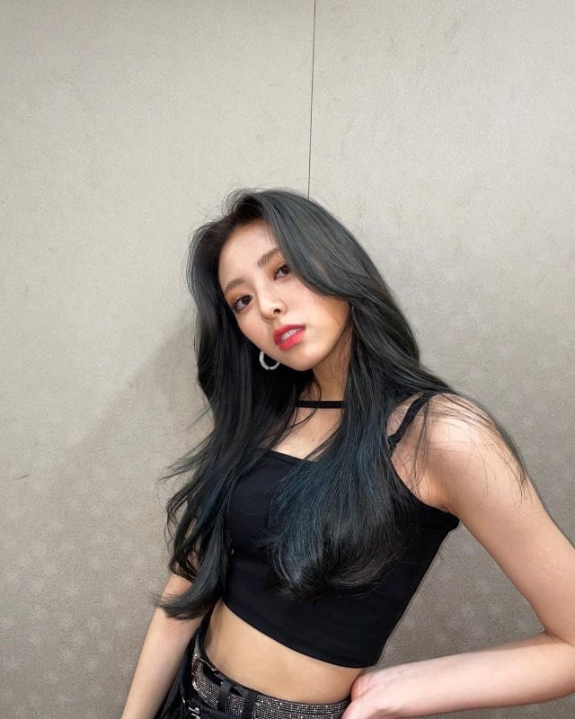 Mid-Back Layers With Blue-Green Undertones Mid-Back Layers With Blue-Green Undertones — Simple Korean Hair