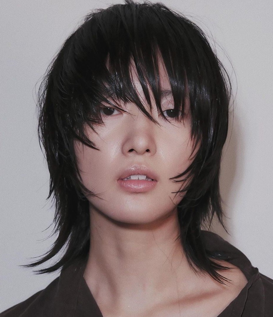 Dark Brown Shag With Choppy Bangs And Wet Look Dark Brown Shag With Choppy Bangs And Wet Look — Simple Korean Hair