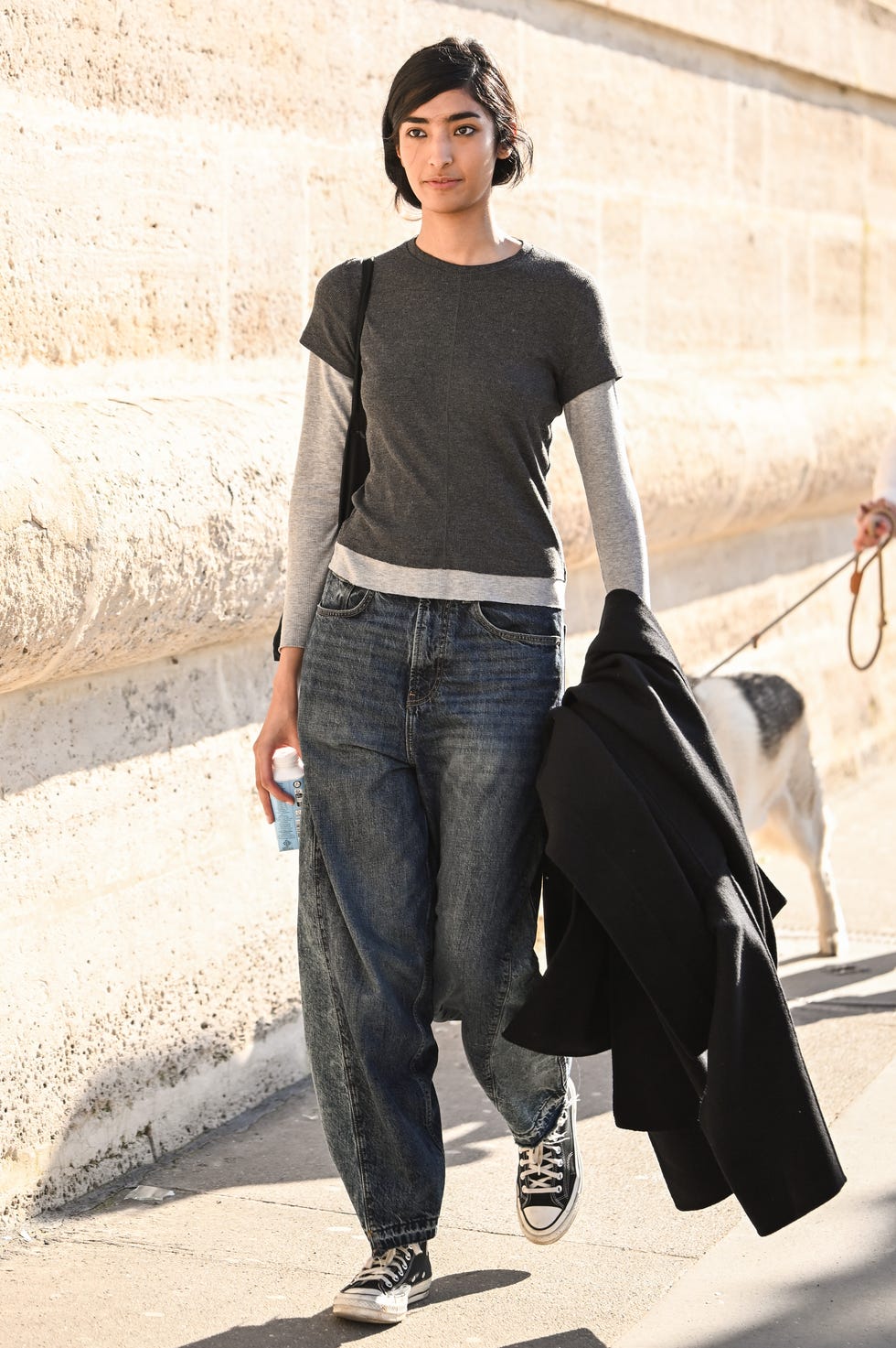 Layered gray t-shirts with wide leg jeans and canvas sneakers — Simple Layered Ideas