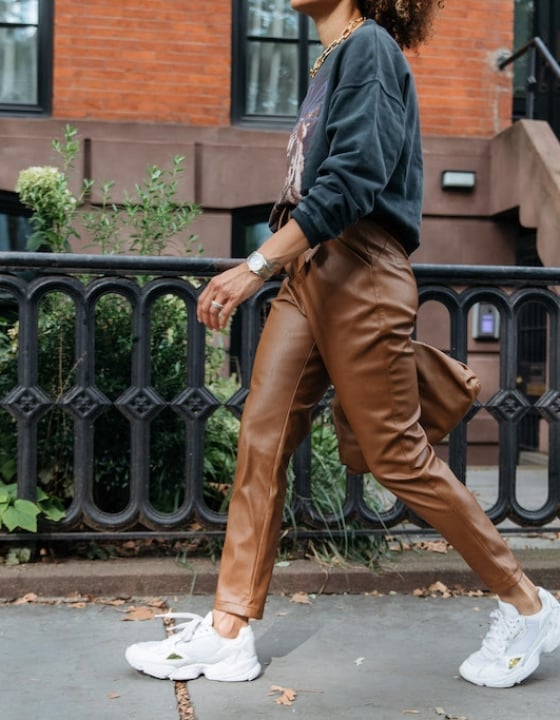 Brown Leather Trousers With Graphic Sweatshirt, White Chunky Sneakers Brown Leather Trousers With Graphic Sweatshirt, White Chunky Sneakers — Simple Leather Pants Outfits