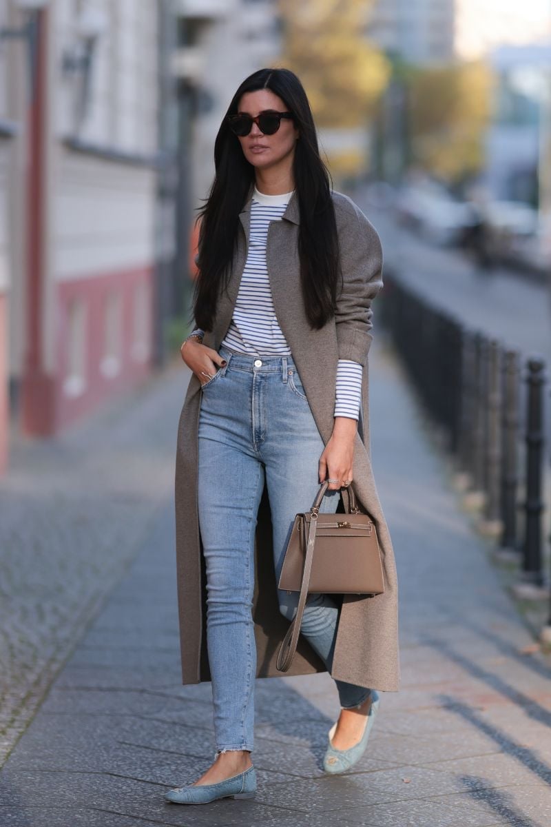 Light Blue Skinny Jeans With Long Gray Coat, Close-Up Take — Simple Light Blue Jeans Outfits